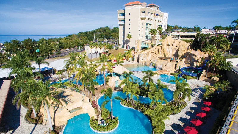 Mayagüez Resort vista aérea con piscinas y palmeras